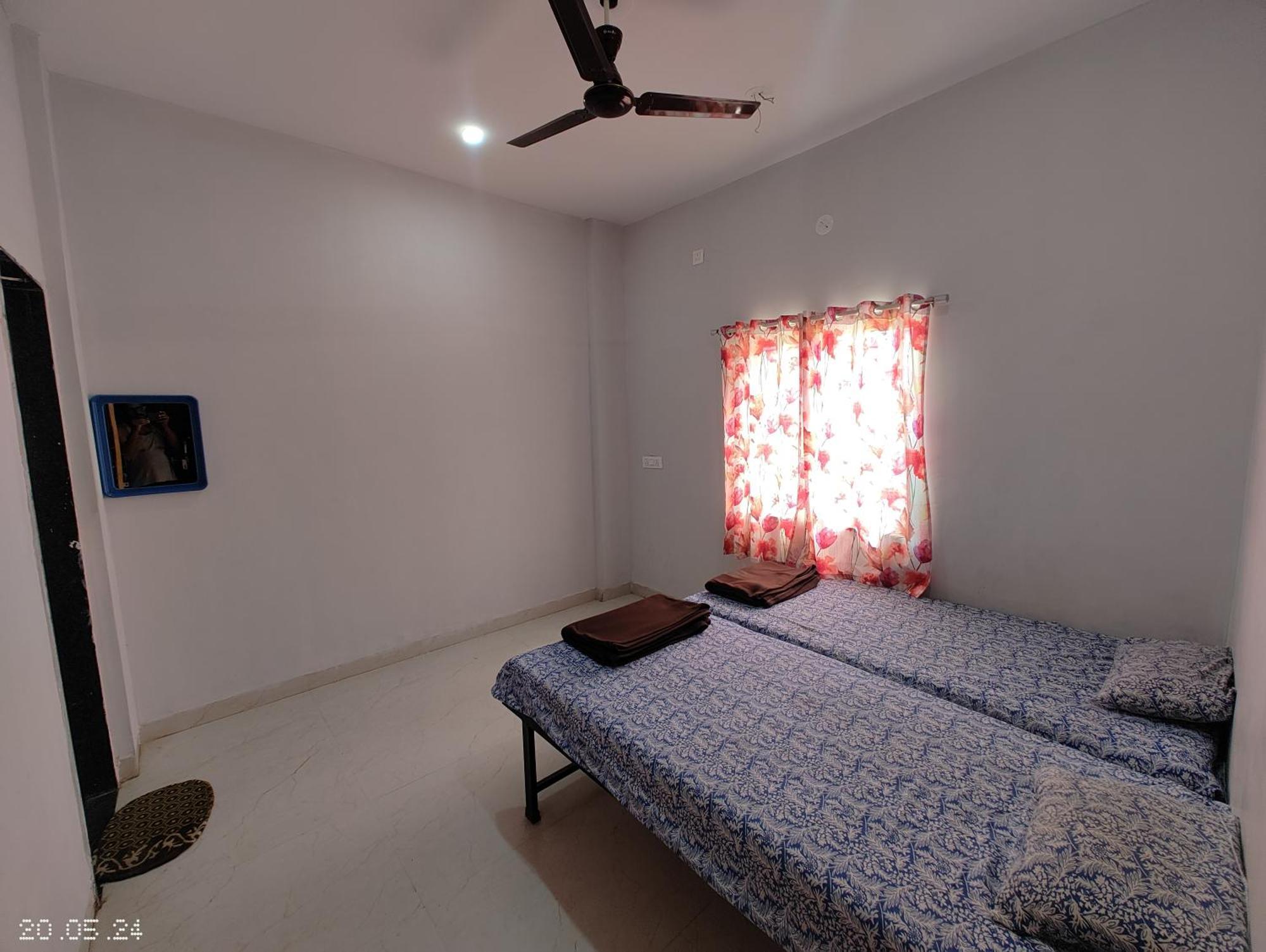 Aadishkti Bhakt Nivas Hotel Tuljapur Екстериор снимка
